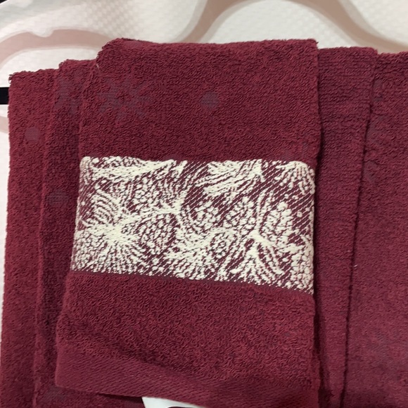 Santens bath hand fingertip towel combo deep red snow pine claret pattern NWT - Picture 4 of 10